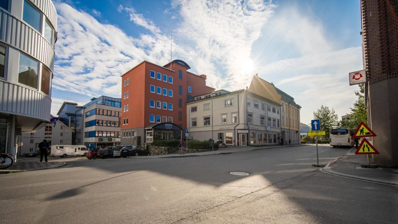 Enter city. Тромсё отели. Хостел в городе Тромсе Норвегия. Тромсе фото улиц. Университет тромсё.